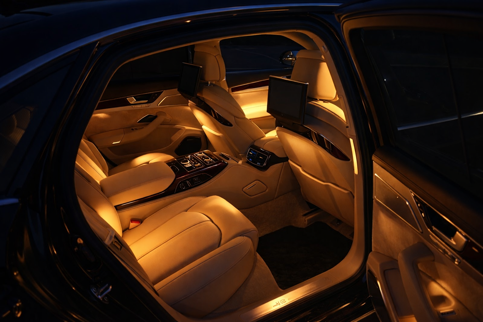 Intérieur voiture de prestige J2AJ LOC Conciergerie automobile J2AJ LOC Chauffeur privé J2AJ LOC Normandie