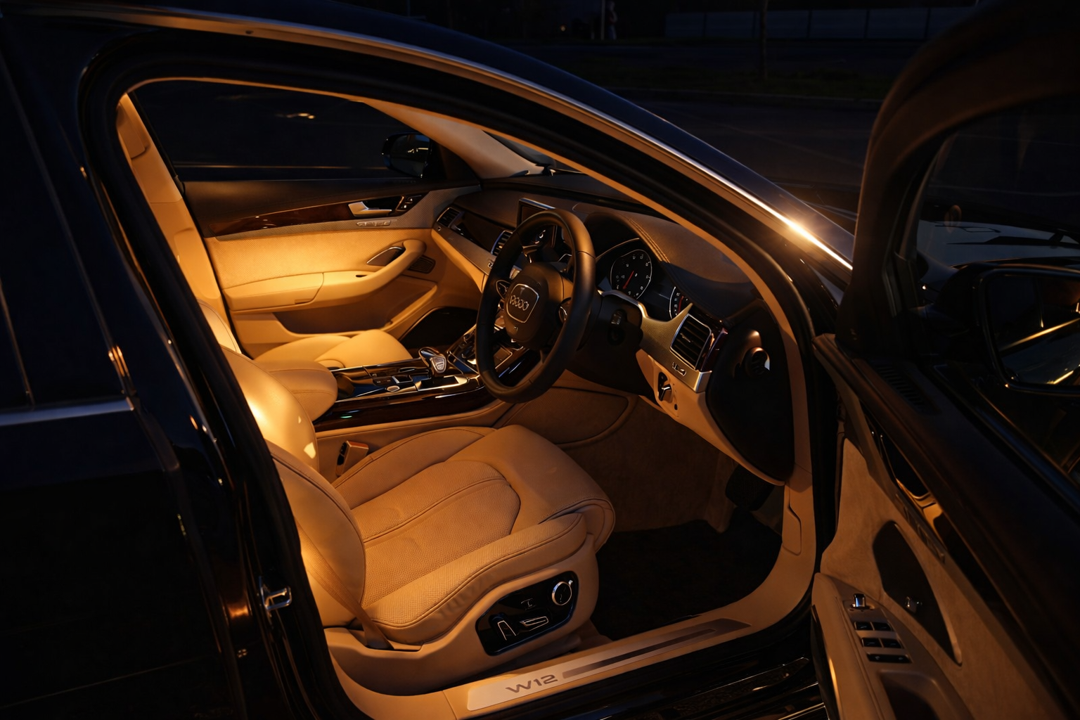 Intérieur voiture de prestige J2AJ LOC Conciergerie automobile J2AJ LOC Chauffeur privé J2AJ LOC Normandie